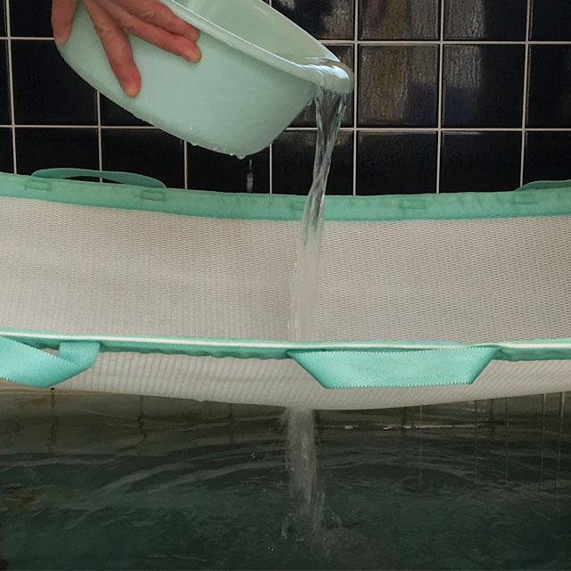 【通水性】写真のように洗面器から水をこぼしてみるとあっという間にリーフを通過します。通水性の様子は本文中の動画でご覧いただけます(視聴時間17秒)。
